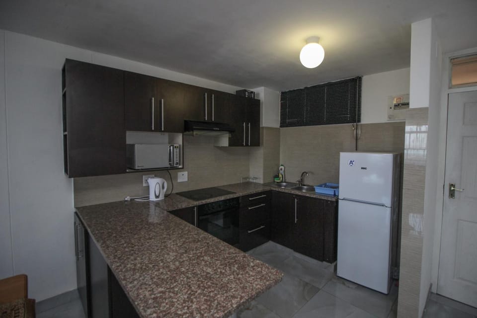 Kitchen or kitchenette, minibar