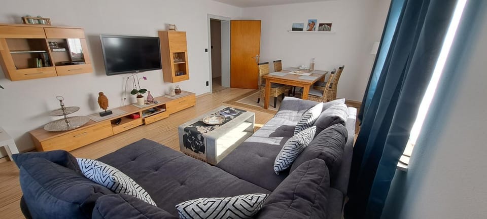 TV and multimedia, Living room, Seating area, Dining area