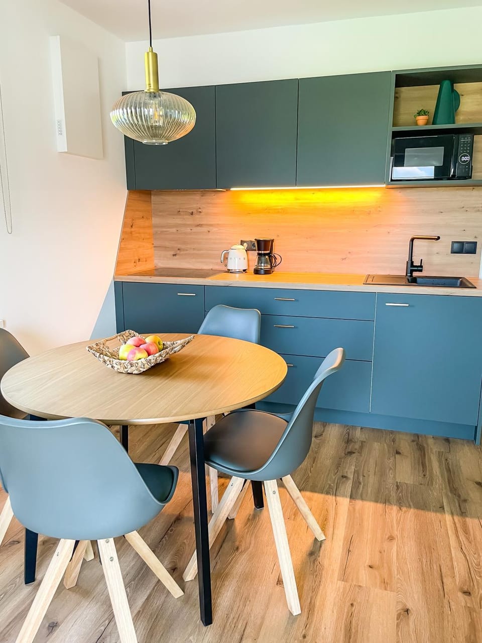 Kitchen or kitchenette, Dining area, stove