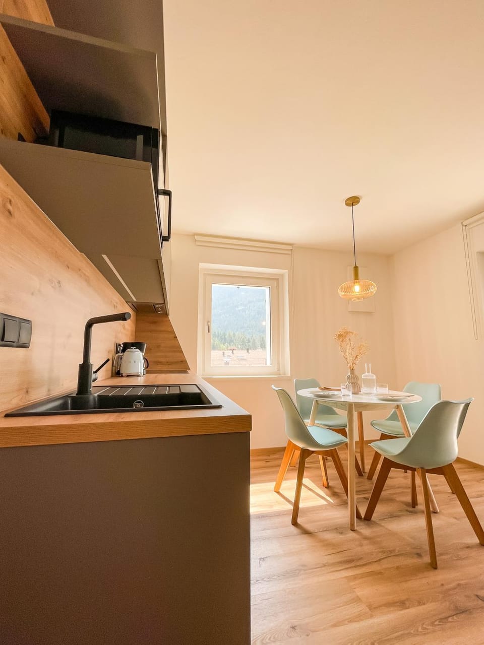 Kitchen or kitchenette, Dining area