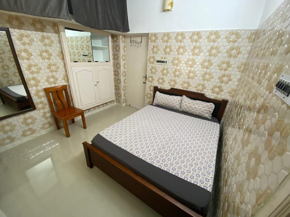 Bed, Photo of the whole room, Bedroom, oven, wardrobe