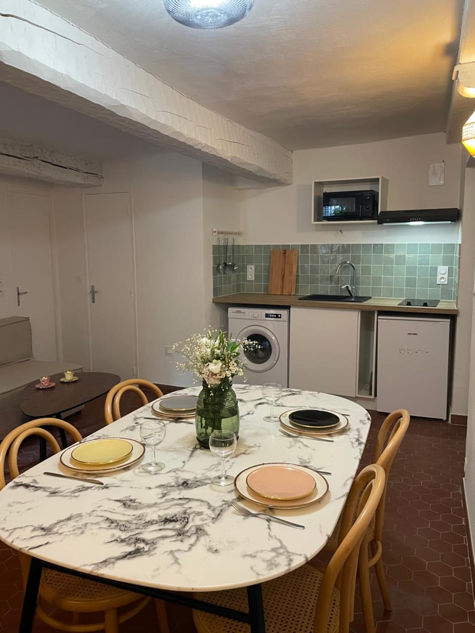 Kitchen or kitchenette, Dining area, minibar, stove