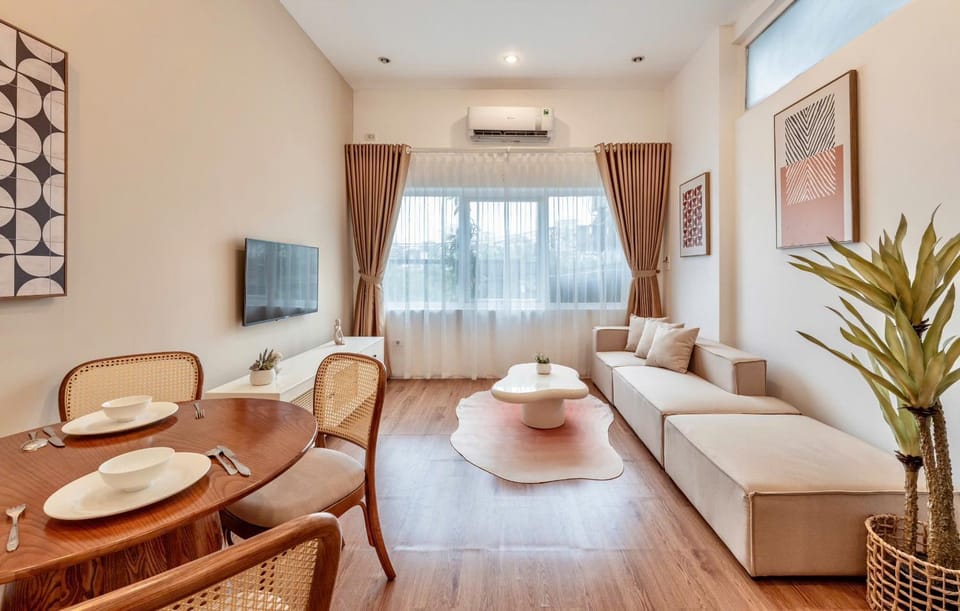 TV and multimedia, Living room, Seating area, Dining area, air conditioner