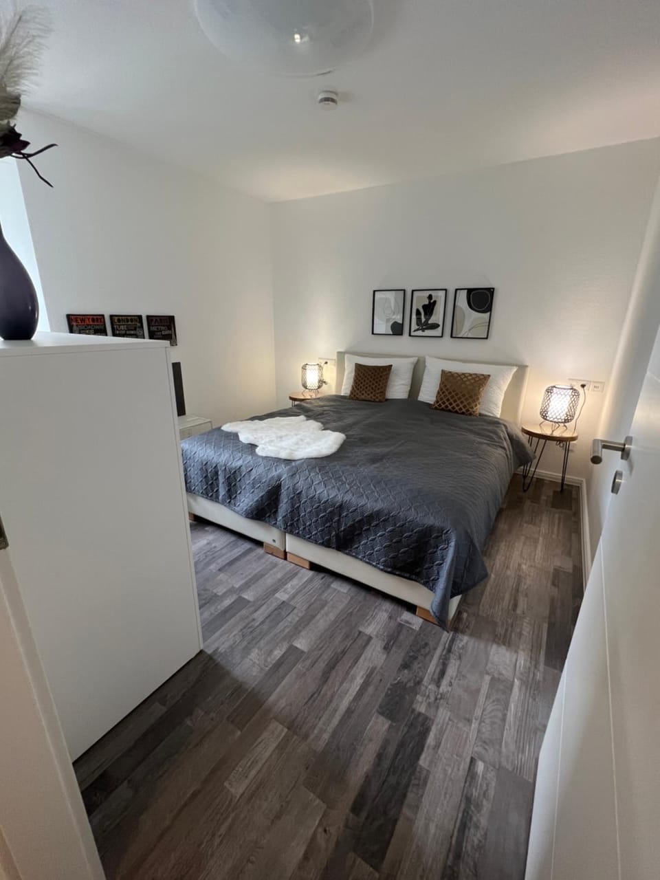 Bed, Photo of the whole room, Bedroom