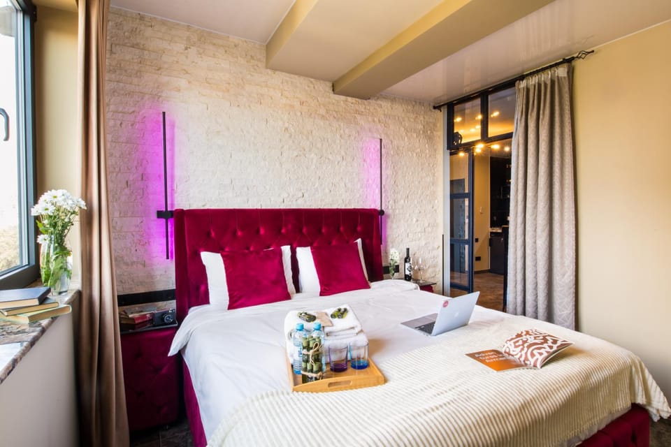 Bed, Bedroom, towels