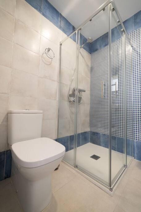 Shower, Toilet, Bathroom, towels