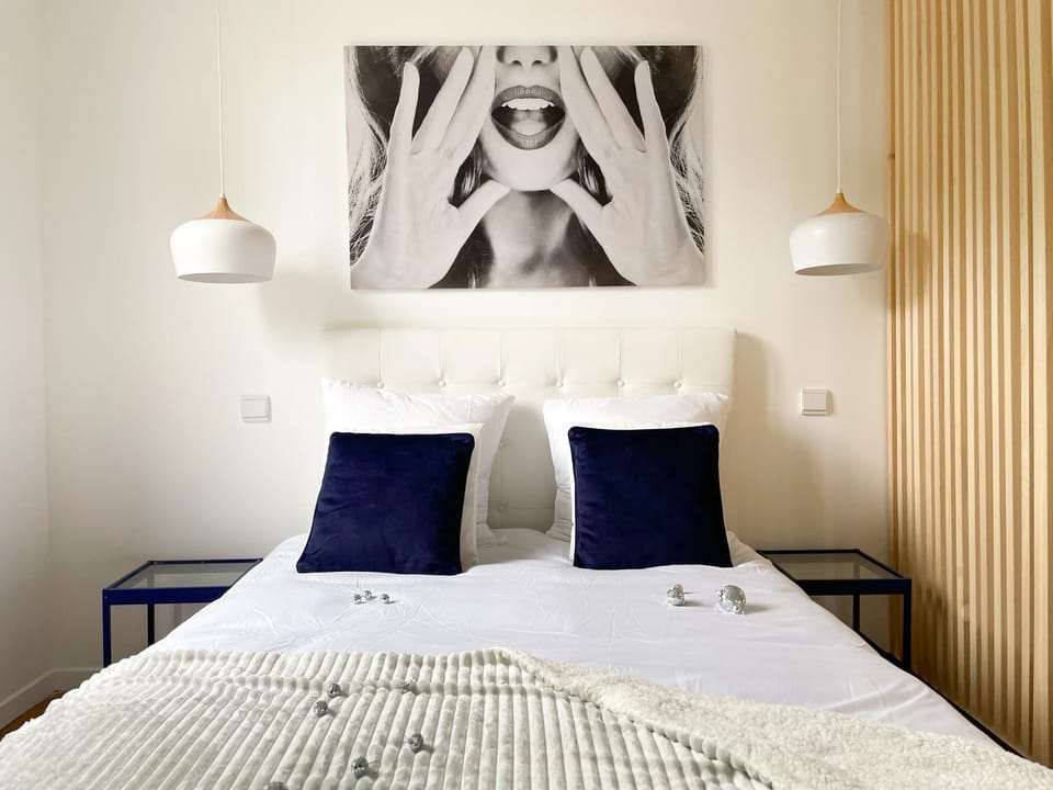 Bed, Photo of the whole room, Decorative detail, Bedroom