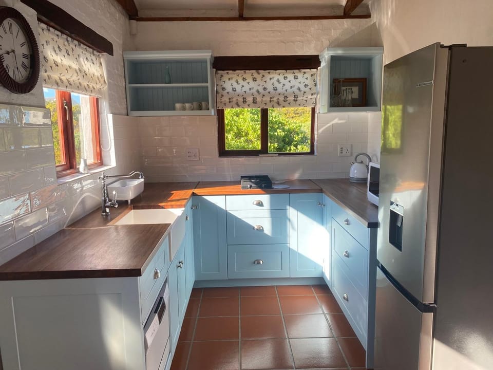 Kitchen or kitchenette, dishwasher, minibar, stove