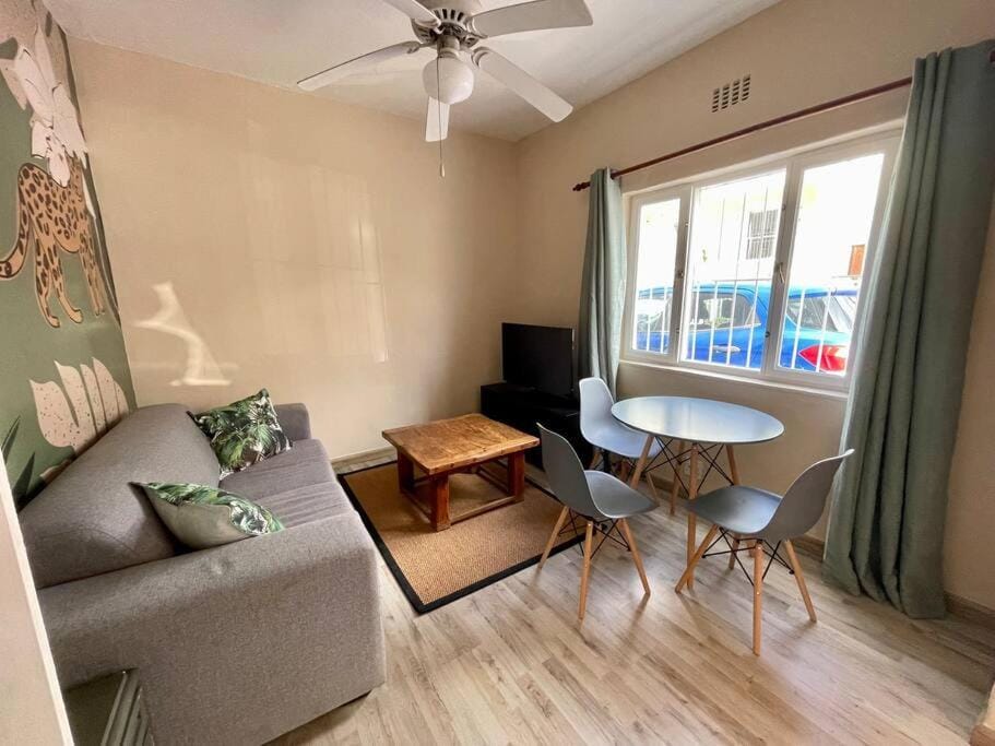 1BR Cottage Pvt Entry, Load Shed Ready, Book Now! Apartment in Cape Town