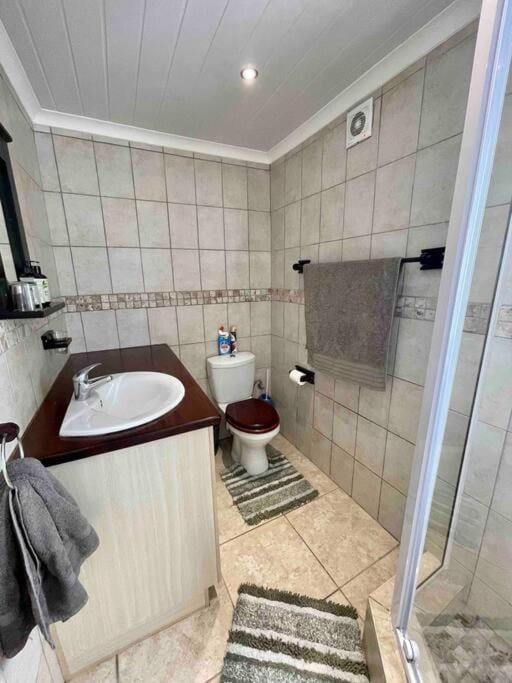 1BR Cottage Pvt Entry, Load Shed Ready, Book Now! Apartment in Cape Town