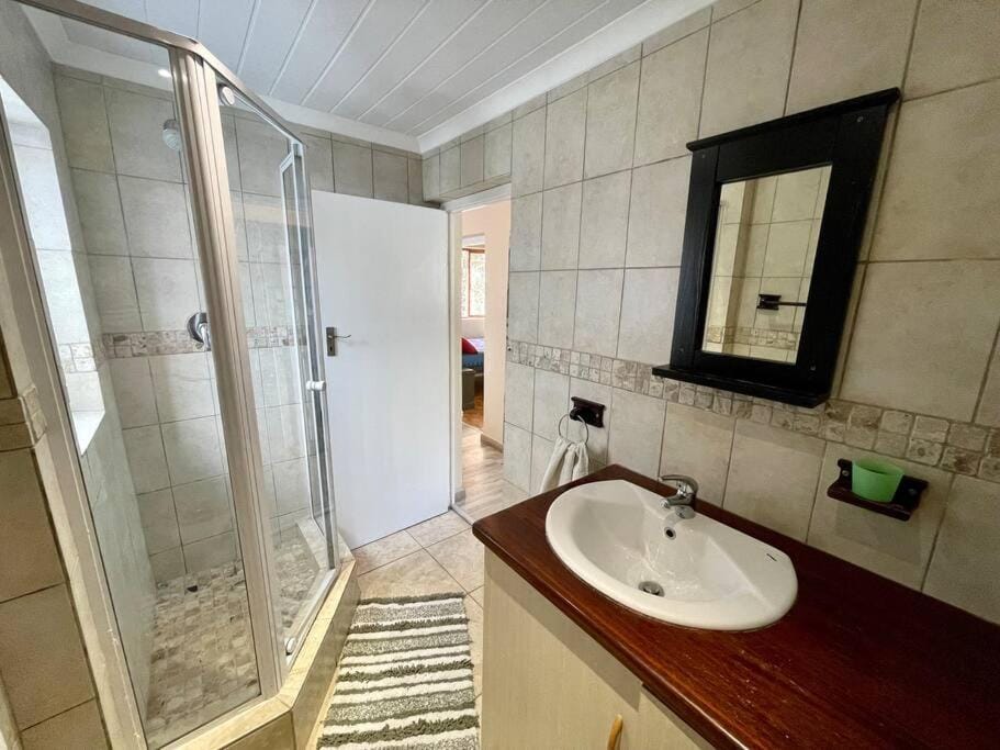 1BR Cottage Pvt Entry, Load Shed Ready, Book Now! Apartment in Cape Town