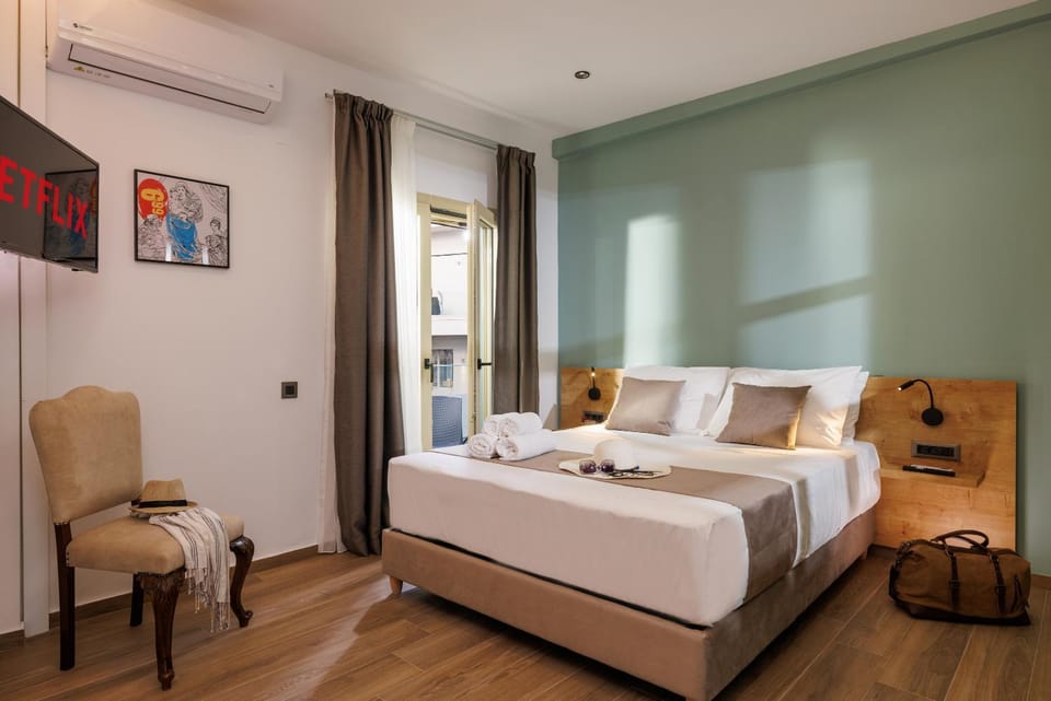 Bed, TV and multimedia, Living room, Photo of the whole room, Seating area, Bedroom, towels