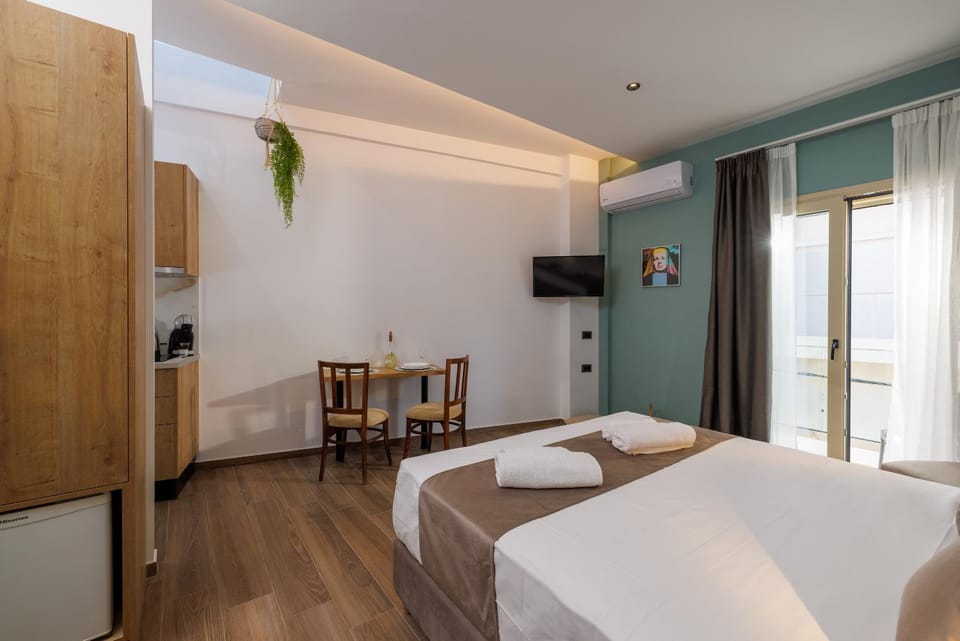 Bed, TV and multimedia, Kitchen or kitchenette, Photo of the whole room, Bedroom, hair dresser, wardrobe
