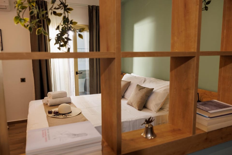 Bed, Living room, Photo of the whole room, Seating area, Bedroom, towels