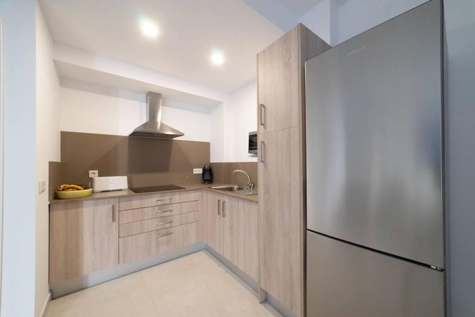 Kitchen or kitchenette, minibar, stove