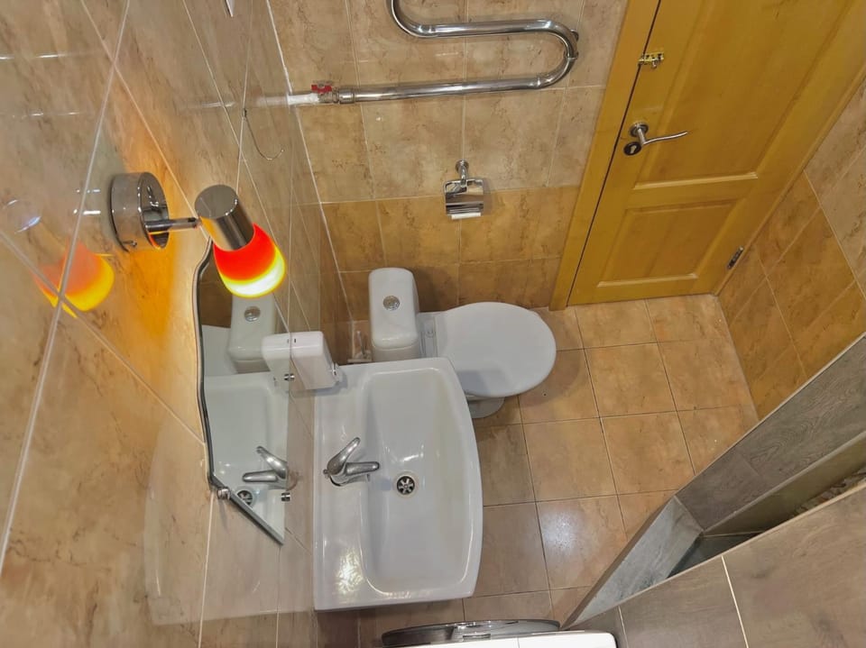 Shower, Toilet, Bathroom, towels