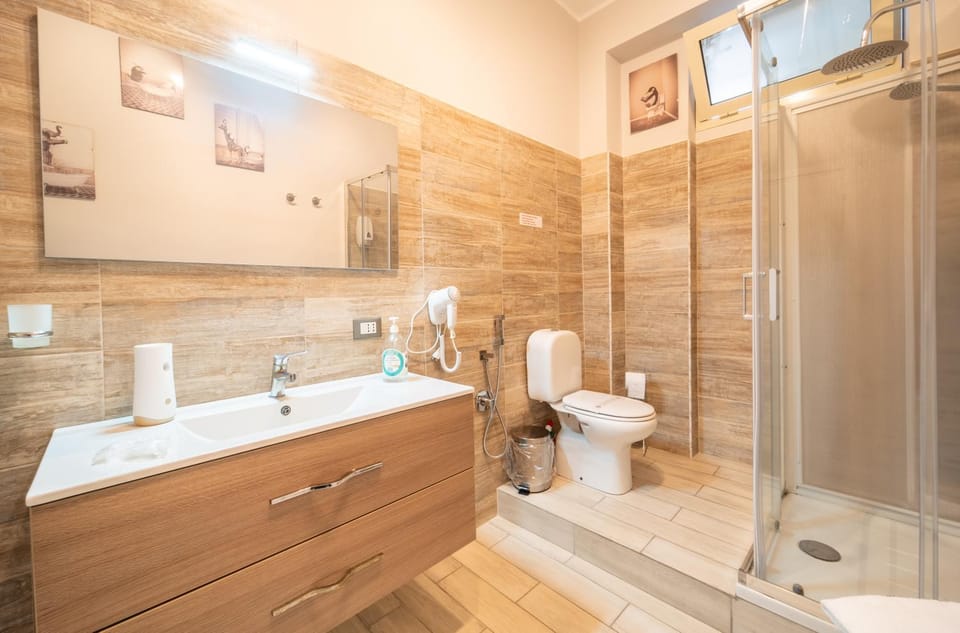 Shower, Toilet, Bathroom, Bath, bidet, towels