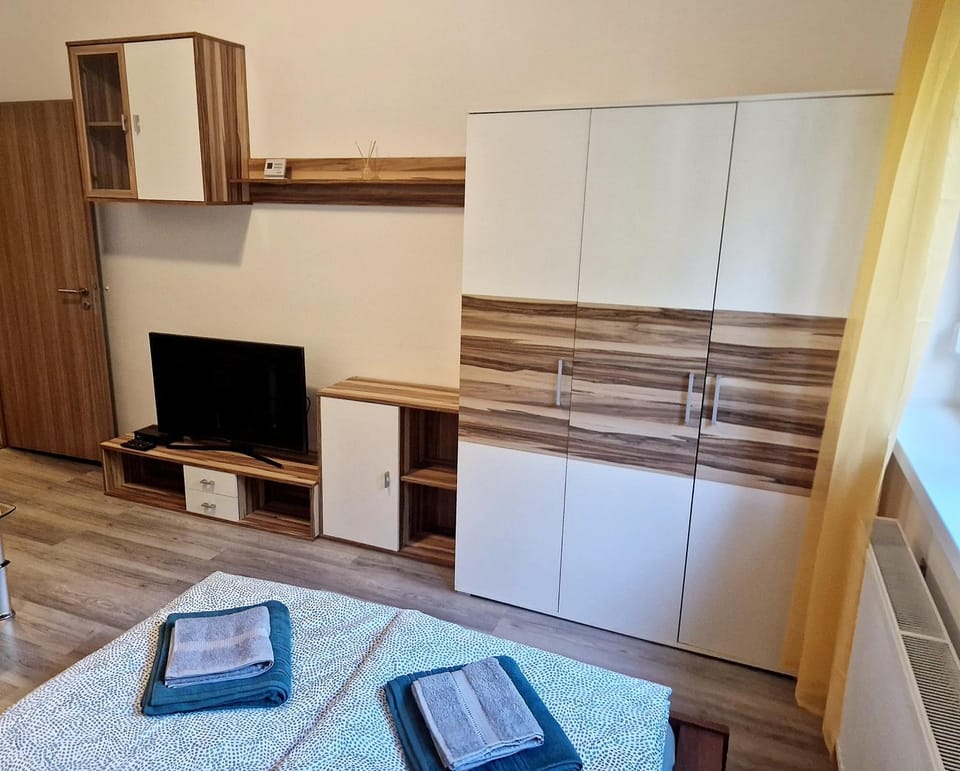 TV and multimedia, Bedroom, wardrobe