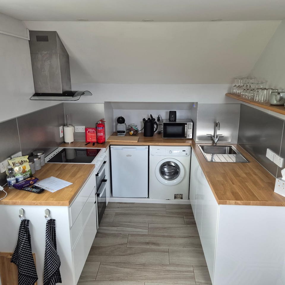 Coffee/tea facilities, Kitchen or kitchenette, microwave, oven, stove, toaster, washing machine