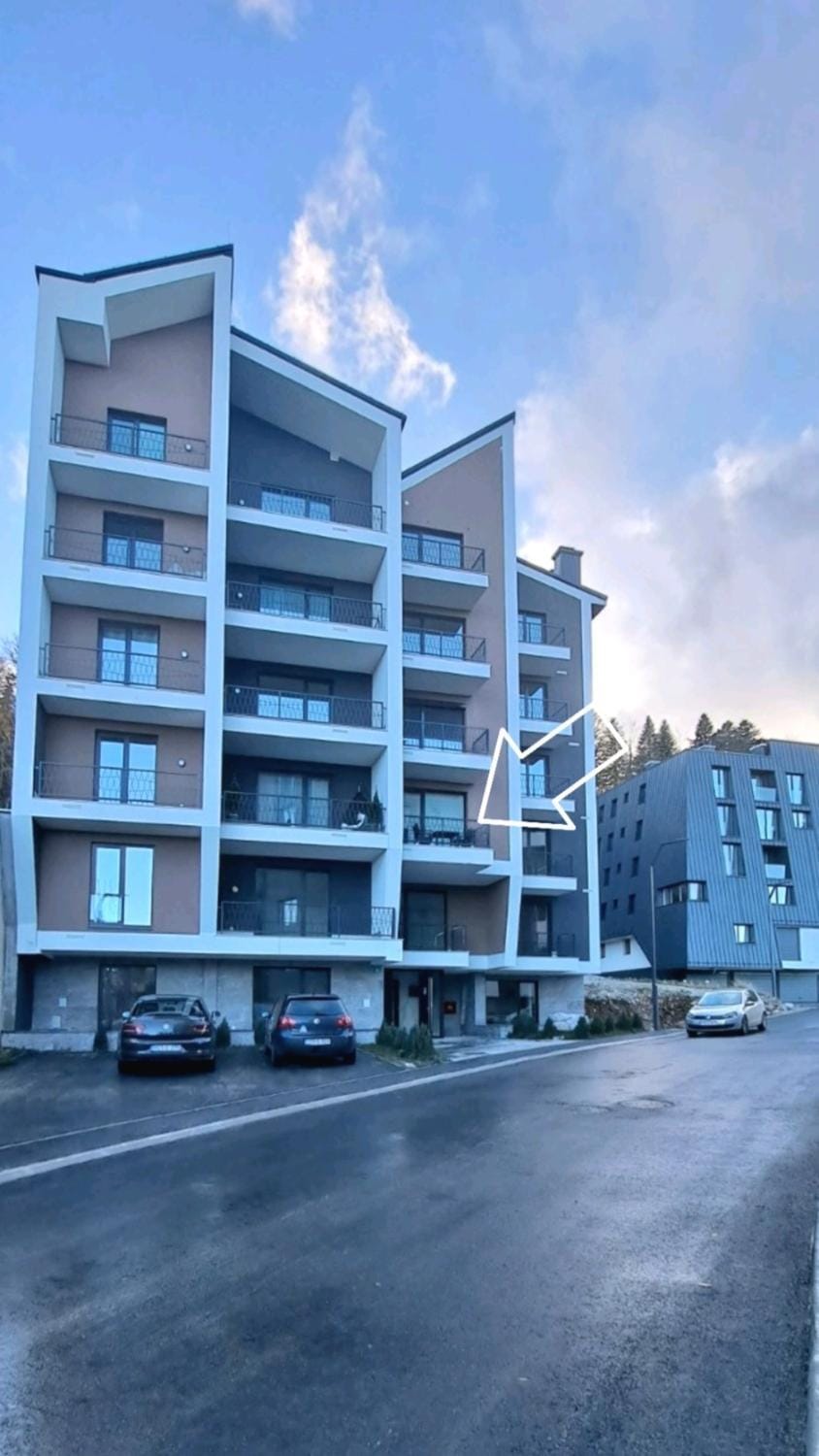 Property building, Day, Neighbourhood, Street view, Location, Parking