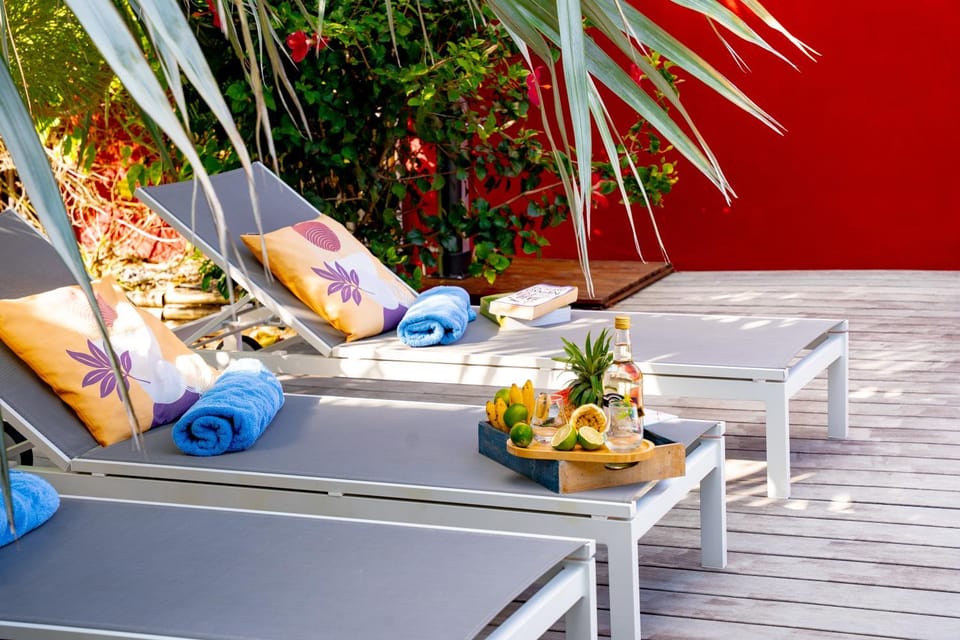 Swimming pool, sunbed