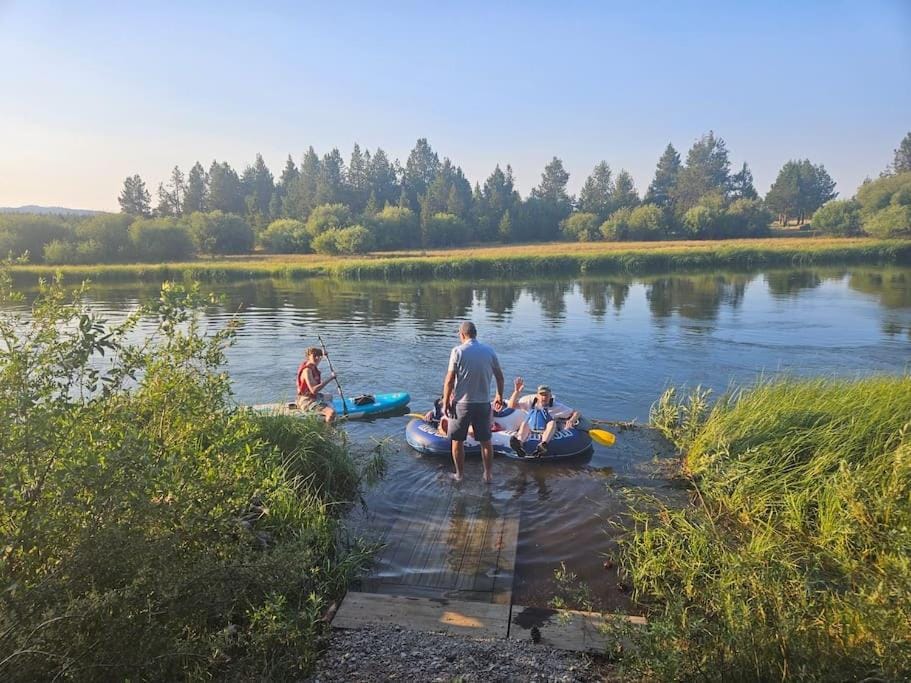 Activities, River view, group of guests