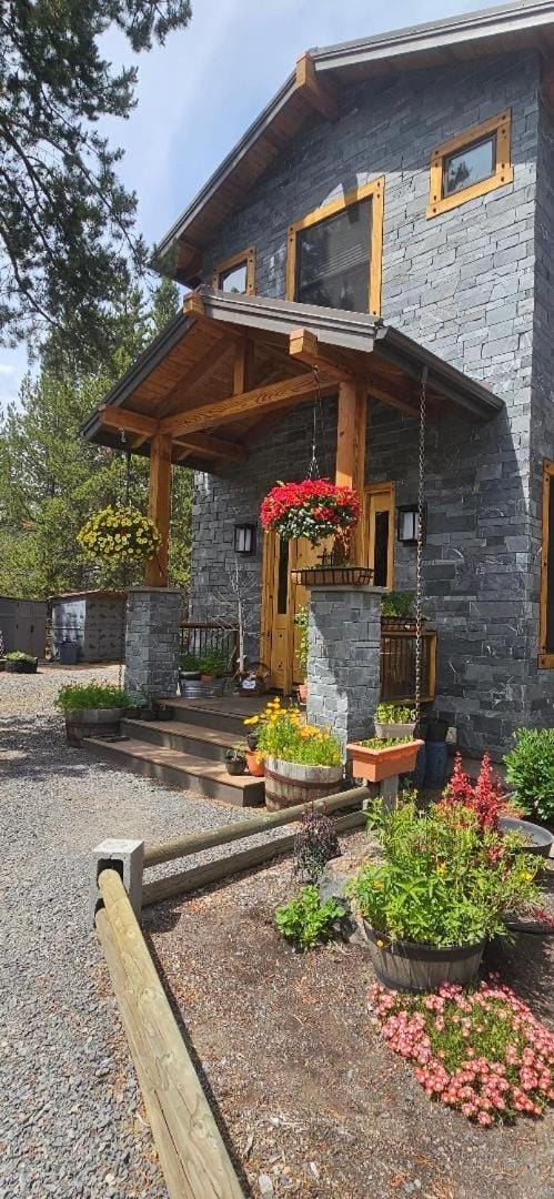 Beautiful Riverfront Near Mt Bachelor with Hot Tub Vacation rental in Sunriver