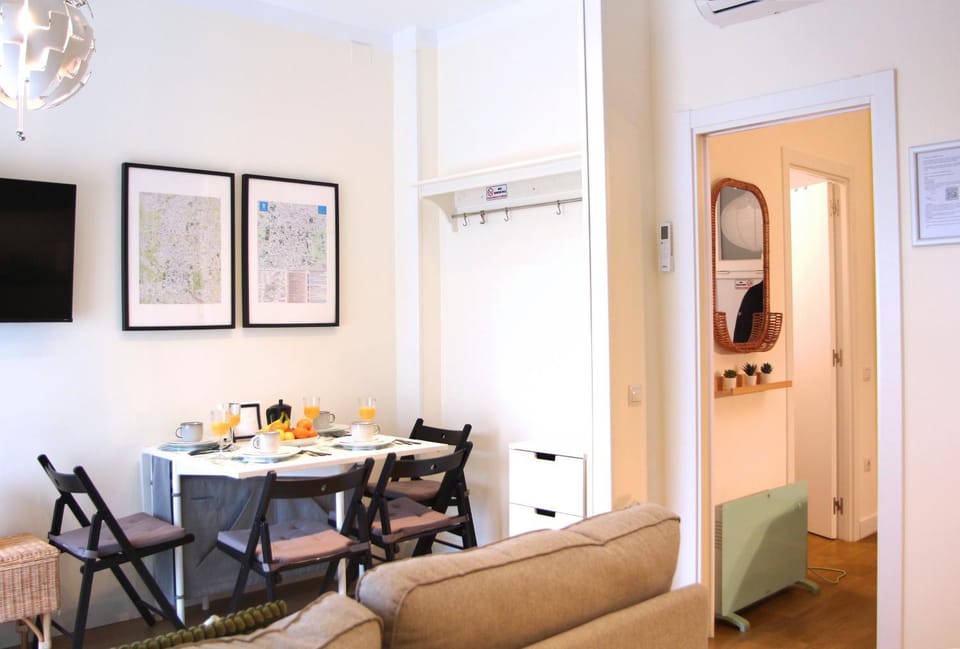 Communal lounge/ TV room, TV and multimedia, Living room, Seating area, Dining area, internet, storage, air conditioner
