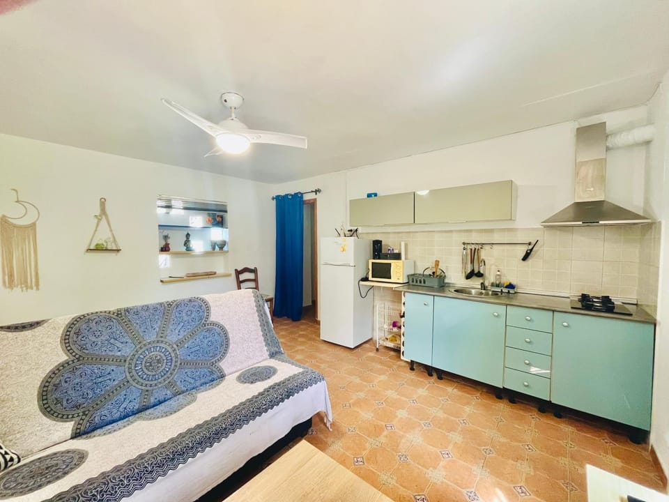 Living room, minibar, stove