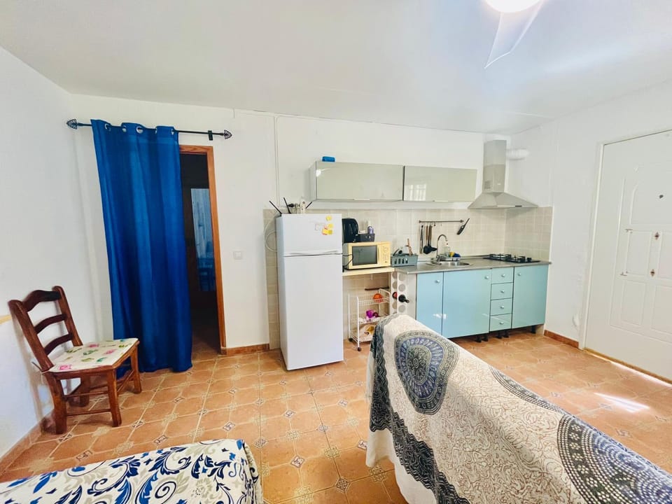 Kitchen or kitchenette, minibar, stove