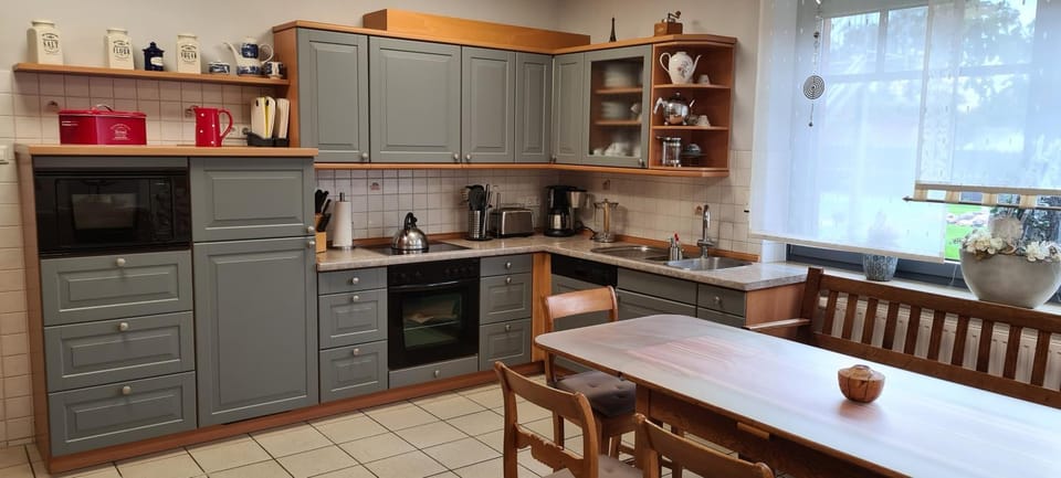 Coffee/tea facilities, Kitchen or kitchenette, Dining area, dishwasher, minibar, stove, toaster