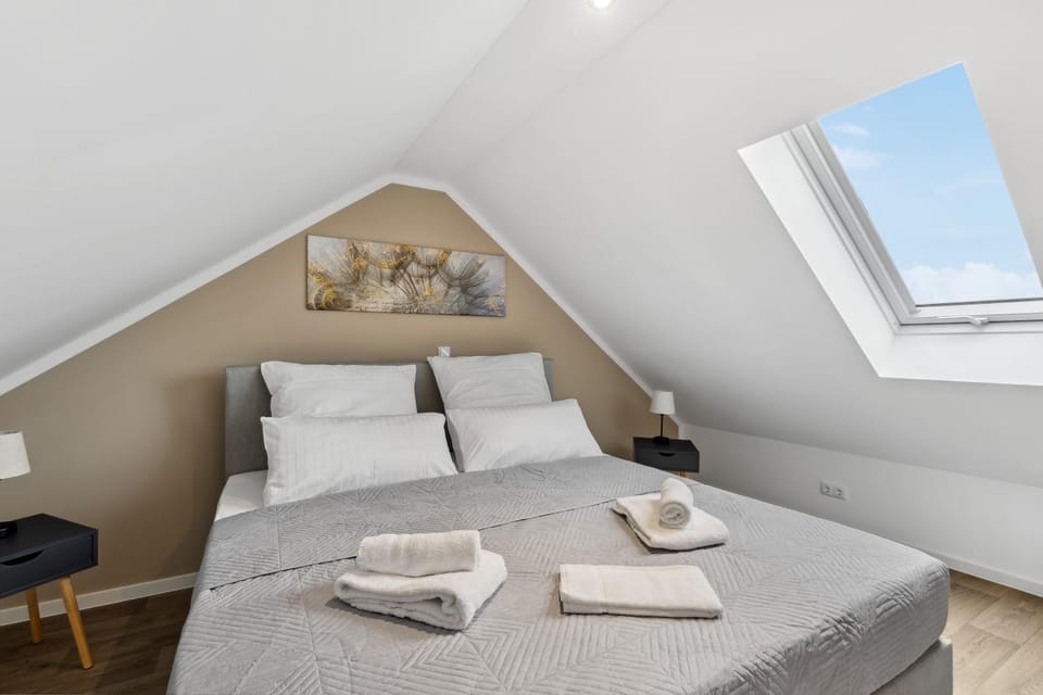 Bed, Photo of the whole room, Bedroom, towels