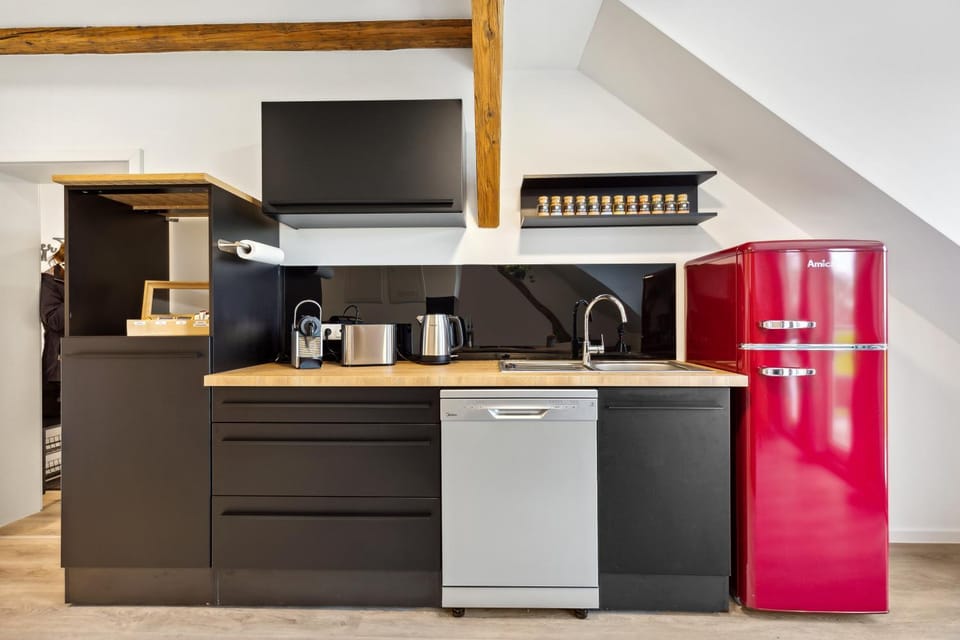 Coffee/tea facilities, Kitchen or kitchenette, dishwasher, stove, toaster