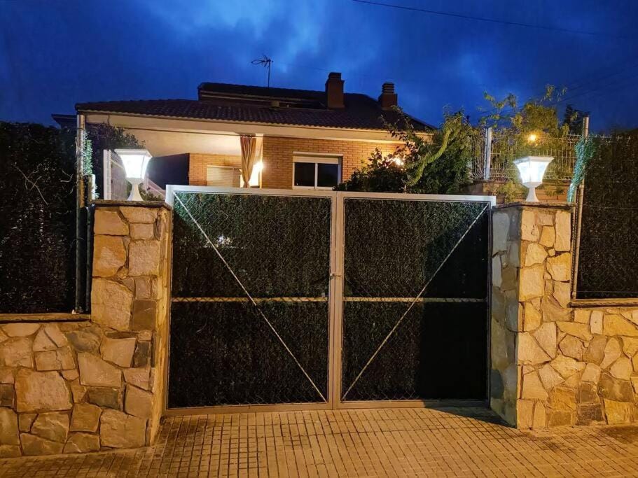 Casa con jardín y piscina privada. House in Vallès Occidental