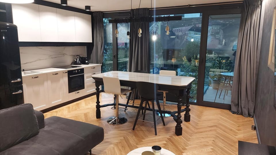 Art Apartamenty II Basen & SPA w CENTRUM z Balkonem, Faktura VAT Apartment in Masovian Voivodeship