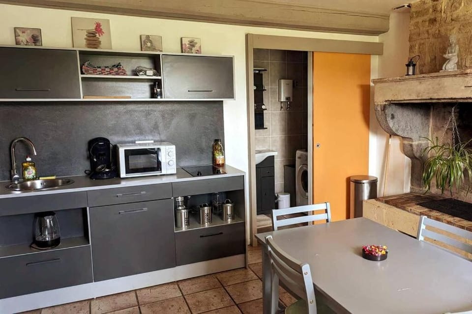 Coffee/tea facilities, Kitchen or kitchenette, Dining area, stove