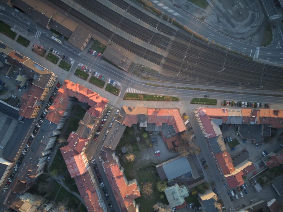 Bird's eye view, Location