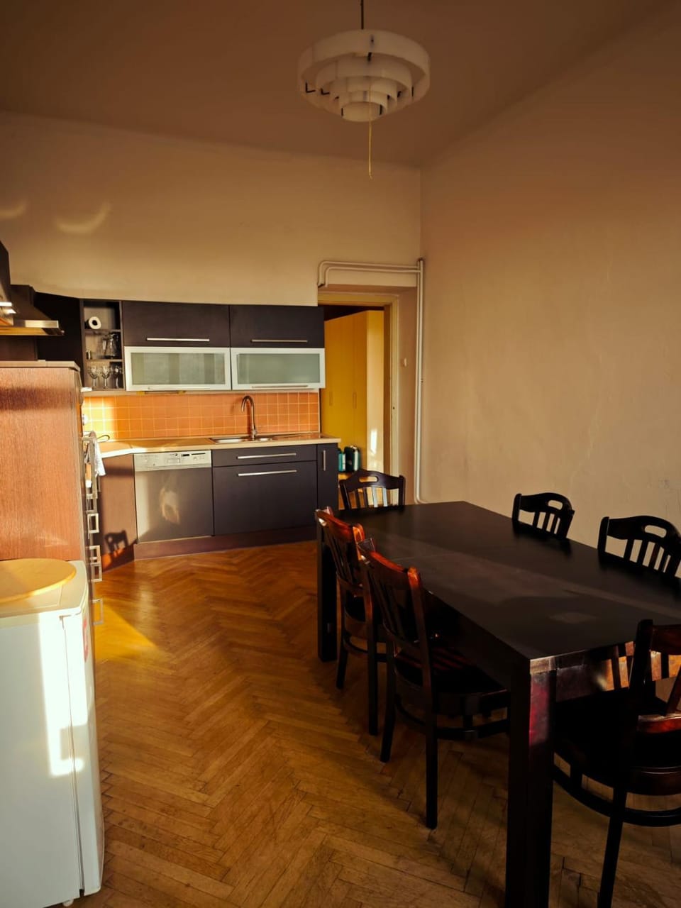 Kitchen or kitchenette, Dining area