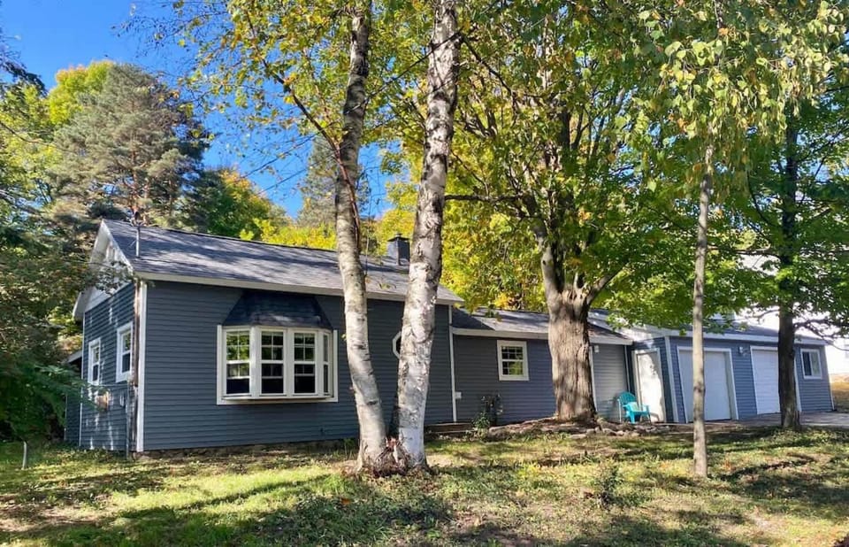 Downtown Bellaire, Close to Hiking, Biking, Golf, Lakes,Pets friendly House in Bellaire