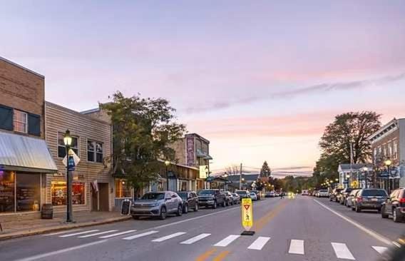 Downtown Bellaire, Close to Hiking, Biking, Golf, Lakes,Pets friendly House in Bellaire
