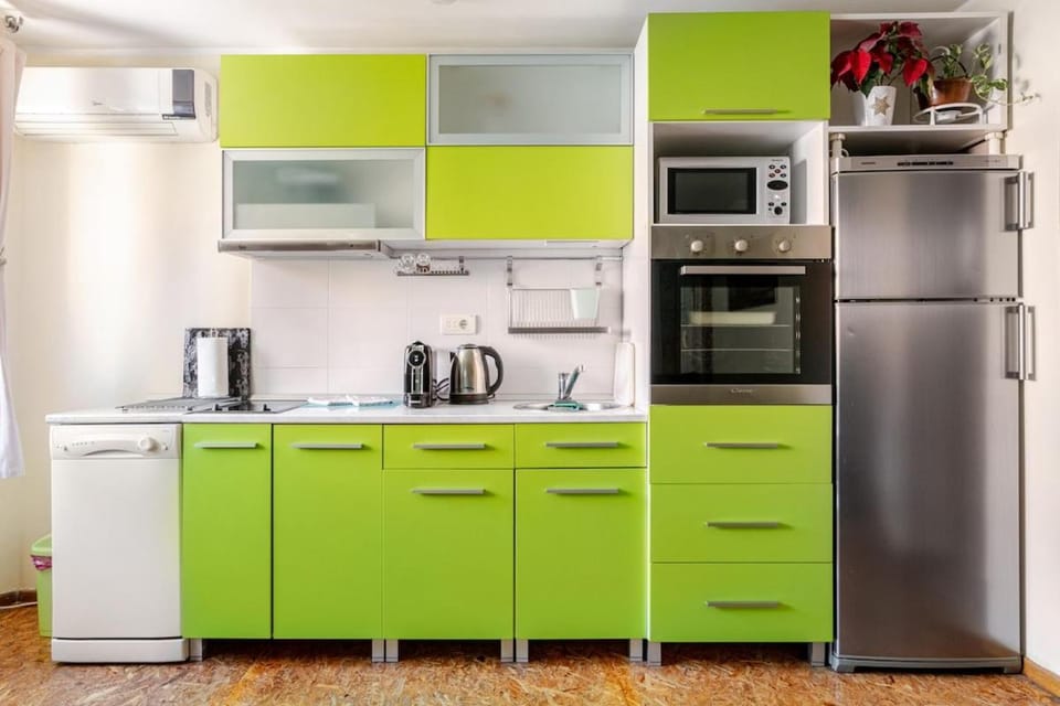 Coffee/tea facilities, Kitchen or kitchenette, Living room, dishwasher, oven, stove, toaster