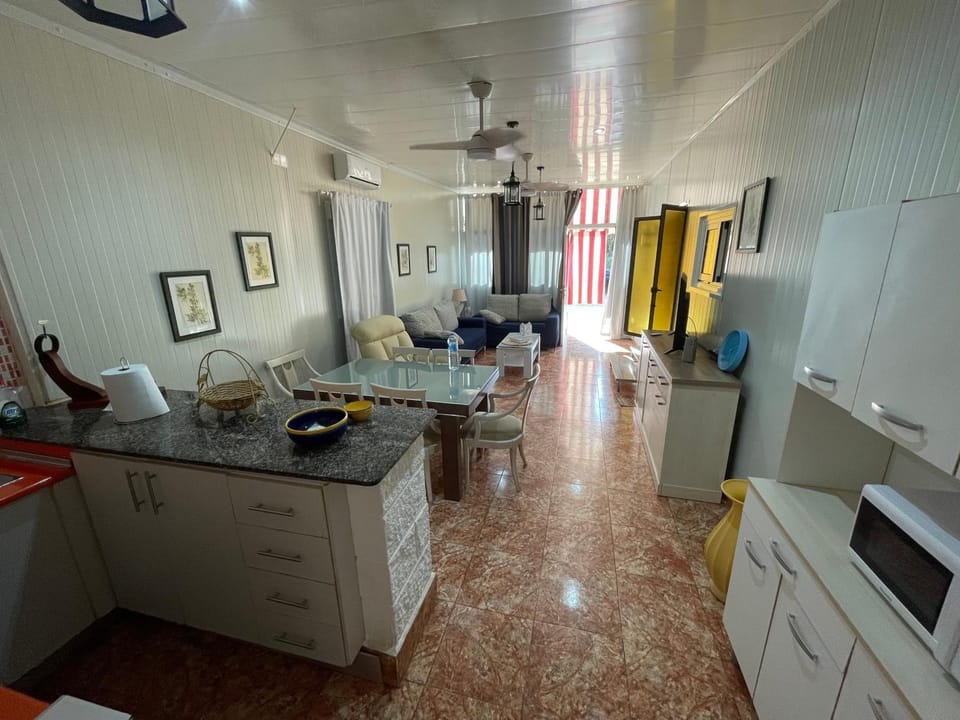 Kitchen or kitchenette, Dining area, fireplace, minibar, pet friendly, stove