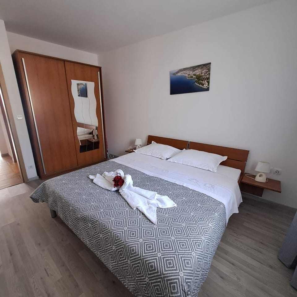 Bed, Photo of the whole room, Bedroom, towels, wardrobe