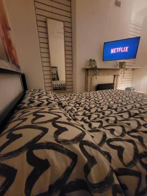 Bed, TV and multimedia, Bedroom