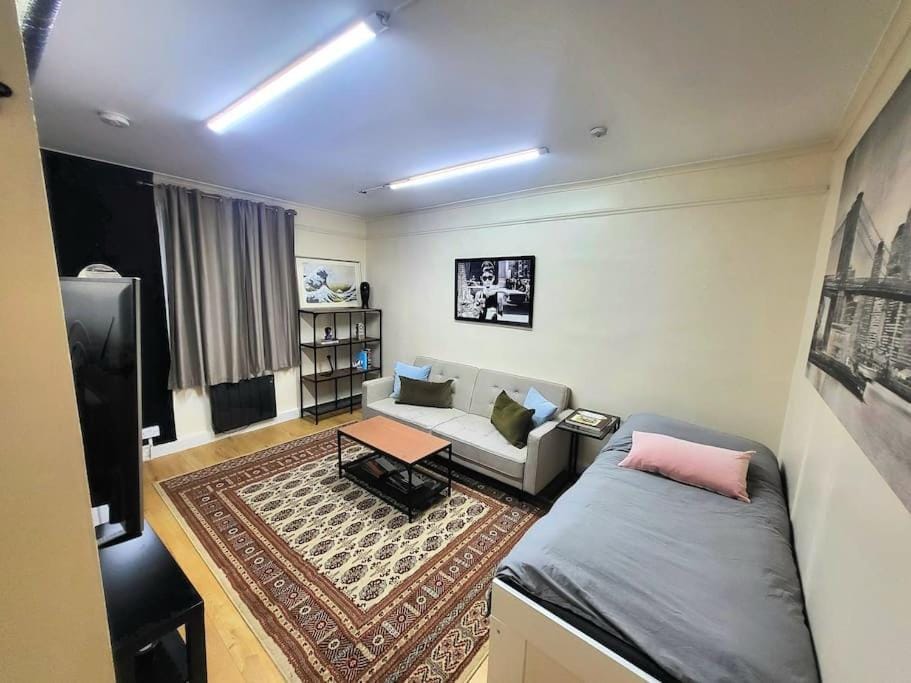 Photo of the whole room, hair dresser