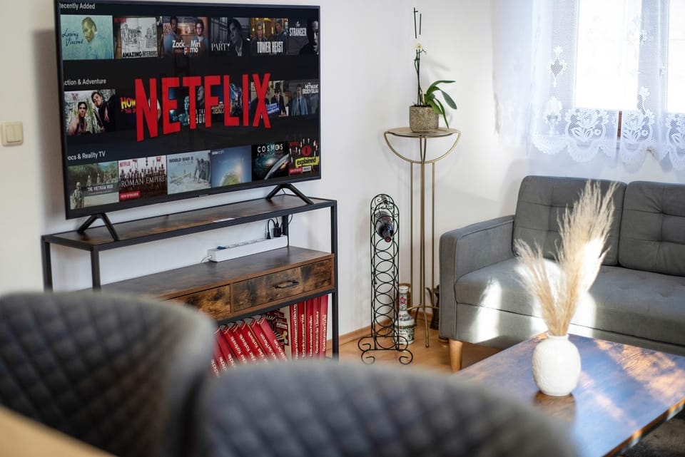 Communal lounge/ TV room, TV and multimedia, Living room, Seating area, locker