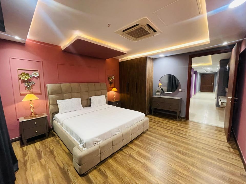 Photo of the whole room, Bedroom