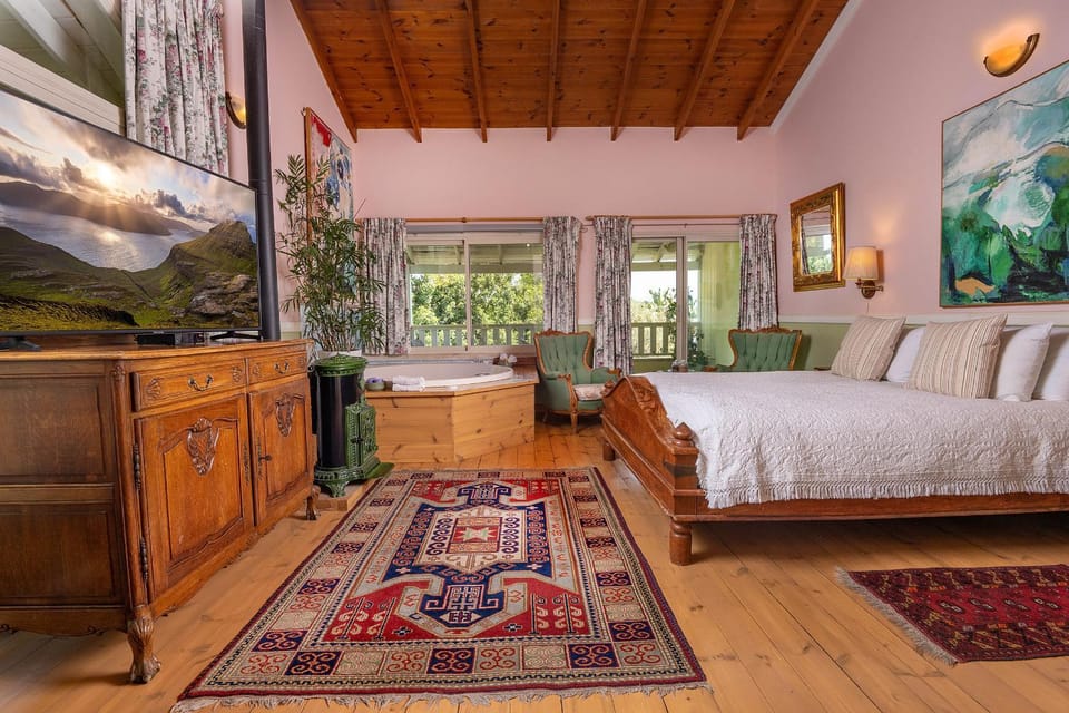 Bed, TV and multimedia, Living room, Photo of the whole room, Seating area, Bedroom