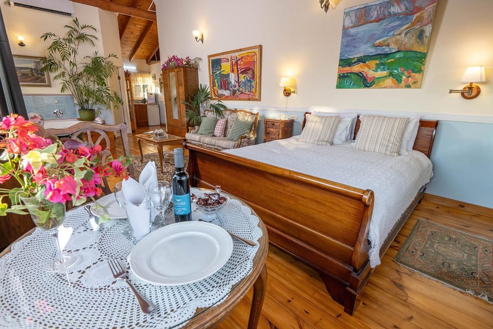 Bed, Dining area