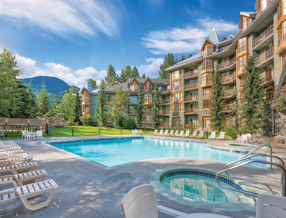 Renovated 1Bed-1Bath in Village with Pool, Hot Tub, and Sauna House in Whistler